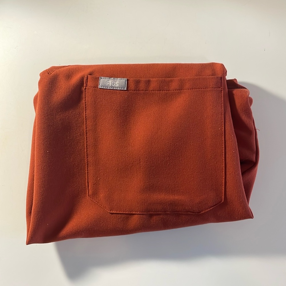 FIGS Auburn Catarina One-Pocket Scrub Top (M)